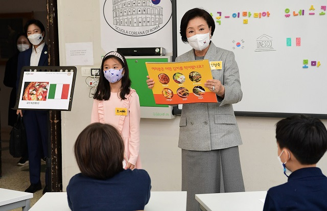 로마 한글학교 찾아 윷놀이 소개하는 김정숙 여사. 연합뉴스