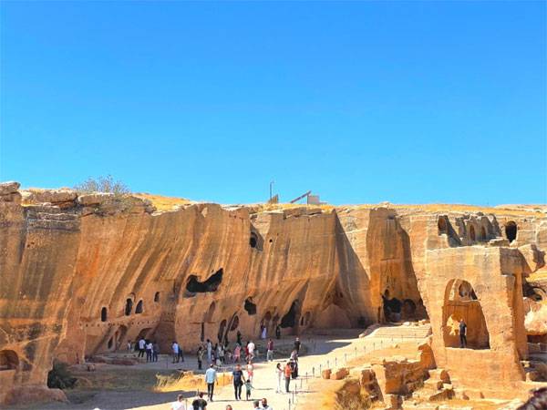 세 개의 언덕 사이 성벽으로 둘러싸인 고대 지하도시 `다라` 전경. 마르딘 주변에서 가장 큰 유적지다. 구멍 숭숭 뚫린 황톳빛 돌들이 눈길을 사로잡는다.