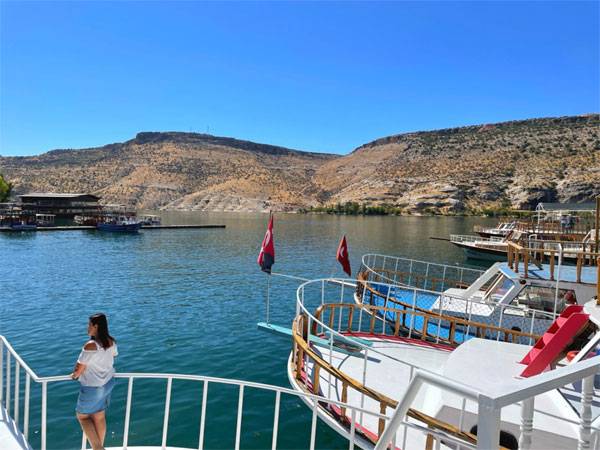 할페티 선착장에 모여 있는 보트들. 나무 보트, 럭셔리 요트 등 종류가 다양하다. 에메랄드빛 호수를 배경으로 `인생 사진`을 남길 수 있는 포토 스폿도 많다.