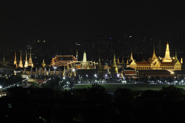 After sunset, the Emerald Buddha Temple and the Royal Palace are illuminated with lights, a cheerful atmosphere to welcome tourists. Sarot Meksophawannakul