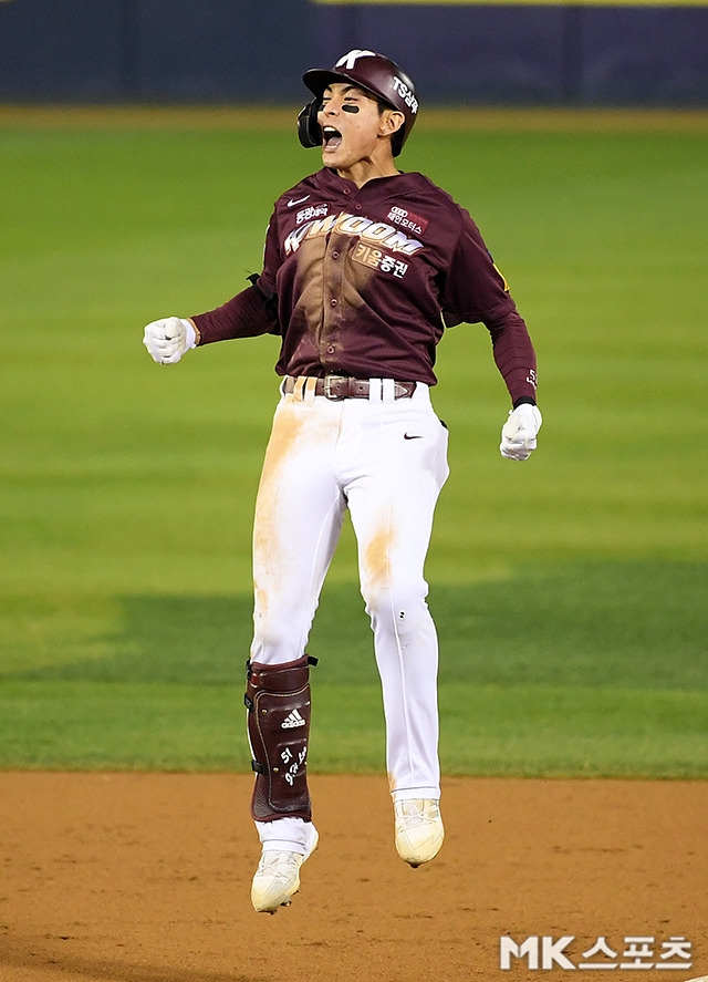 1일 오후 서울 잠실구장에서 "2021 KBO 포스트시즌" 키움 히어로즈와 두산 베어스의 와일드카드 경기가 열렸다. 9회초 2사 1,2루에서 키움 이정후가 2타점 적시타를 친 뒤 환호하고 있다. 사진(서울 잠실)=천정환 기자