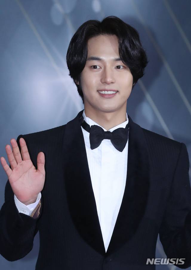 【서울=뉴시스】조수정 기자 = 배우 양세종이 '2018 SBS 연기대상' 시상식이 열린 31일 밤 서울 상암동 SBS프리즘타워에서 레드카펫으로 입장하며 인사하고 있다. 2018.12.31. chocrystal@newsis.com