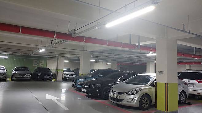 신동아파밀리에 2단지 지하주차장, 형광등에서 LED등으로 교체한 모습이다. LED 등이 밝기가 밝아 징검다리처럼 전등을 비워둔 자리가 많다.