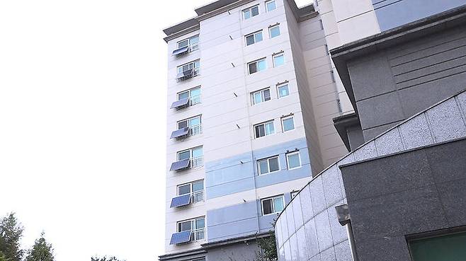 신동아 파밀리에 2단지 아파트 개별 세대마다 설치된 베란다 태양광 패널. 전체 세대 410곳 중 76%가 태양광 패널을 설치했다.