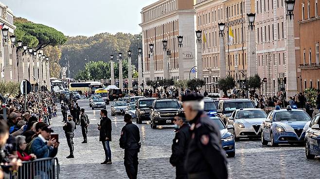 이탈리아 현지시간으로 29일 조 바이든 미국 대통령과 수행원, 취재진, 의료관계자 등이 탑승한 차량 85대가 프란치스코 교황을 만나기 위해 로마 시내를 가로지르고 있다