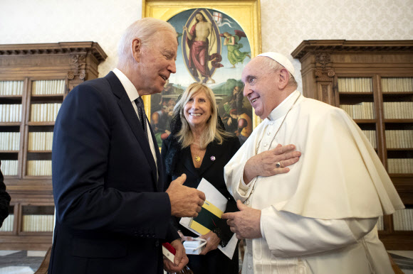 이탈리아 현지시간으로 29일 조 바이든 미국 대통령과 프란치스코 교황이 인사를 나누고 있다. AP 연합뉴스
