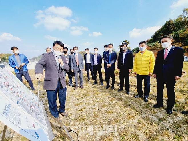 2일 열린 조정회의 전 민원현장을 방문한 이정희 국민권익위원회 부위원장과 안승남 구리시장(오른쪽부터)이 현장 관계자이 상황 설명을 듣고 있다.(사진=정재훈기자)