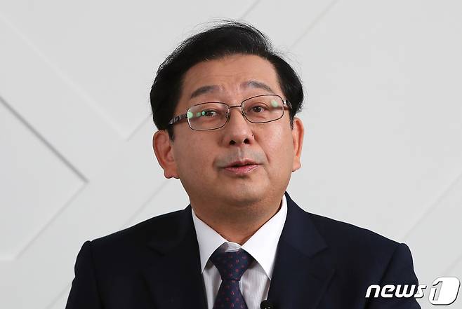 한일 관계 전문가 호사카 유지 세종대 교수가 서울 종로구 코리아넷 스튜디오에서 '일본 산업유산정보센터(군함도 전시관), 무엇이 문제인가'를 주제로 역사왜곡 관련 특별 대담 생방송에 앞서 취재진의 질문에 답하고 있다.2020.6.29/뉴스1 © News1 구윤성 기자