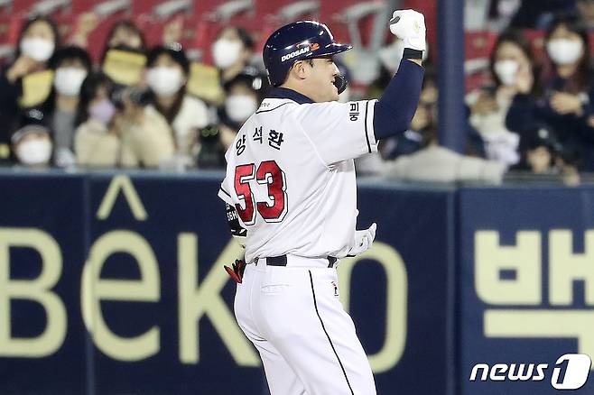 2일 오후 서울 송파구 잠실야구장에서 열린 프로야구 '2021 신한은행 SOL KBO 포스트시즌‘ 와일드카드 결정전 2차전 키움 히어로즈와 두산 베어스의 경기에서 4회말 2사 주자 만루 상황 두산 양석환이 2타점 적시타를 친 뒤 기뻐하고 있다. 2021.11.2/뉴스1 © News1 민경석 기자