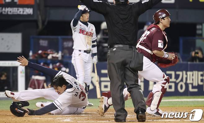 2일 오후 서울 송파구 잠실야구장에서 열린 프로야구 '2021 신한은행 SOL KBO 포스트시즌‘ 와일드카드 결정전 2차전 키움 히어로즈와 두산 베어스의 경기 6회말 1사 1,3루 상황 두산 허경민 타석때 더블스틸을 시도한 3루주자 김재환에 홈에서 세이프 되고 있다. 2021.11.2/뉴스1 © News1 임세영 기자