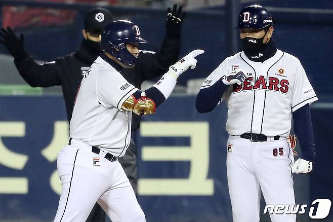 2일 오후 서울 송파구 잠실야구장에서 열린 프로야구 '2021 신한은행 SOL KBO 포스트시즌‘ 와일드카드 결정전 2차전 키움 히어로즈와 두산 베어스의 경기에서 2회말 1사 주자 만루 상황 두산 페르난데스가 2타점 적시타를 친 뒤 기쁨의 세리머니를 하고 있다. 2021.11.2/뉴스1 © News1 민경석 기자