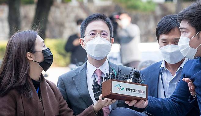 영장심사 출석하는 손준성 검사 - 26일 오전 ‘고발 사주’ 의혹 사건의 핵심 인물인 손준성 대구고검 인권보호관이 서울 서초구 서울중앙지법에서 열린 영장실질심사에 출석하고 있다. /김지호 기자