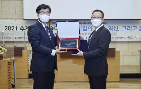 지난 1일 서울 중구 대한상공회의소에서 열린 '제20회 한국 SCM 산업대상 시상식'에서 고창성 한국 SCM학회 이사장(왼쪽)과 김명규 쿠팡 물류정책 전무가 기념촬영을 하고 있다. 쿠팡 제공