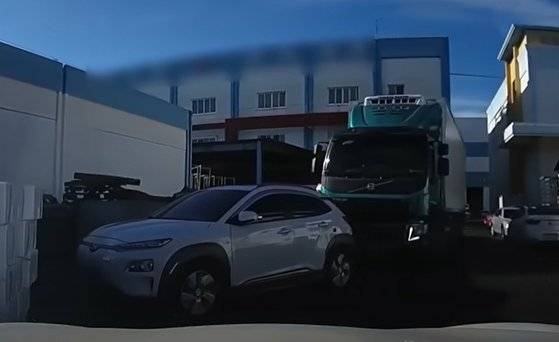 한 화물차가 주차된 SUV차량을 밀어버리고 있다. /사진=한문철tv