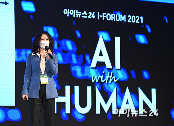 'AI 위드 휴먼(AI With Human)'을 주제로 AI 기술의 현주소를 살펴보고 미래 발전 방향을 제시하는 한편, 인간과 AI의 공존을 탐구해보는 '아이포럼 2021'이 2일 서울 드래곤시티호텔 그랜드볼룸 한라홀에서 개최됐다. '5세션:보건의료'에서 '의료분야 인공지능 활용 가이드'를 주제로 김소영 KAIST 한국4차산업혁명정책센터장이 강연하고 있다.