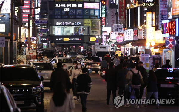 일상 회복 첫 단계 맞은 저녁 [사진 = 연합뉴스]