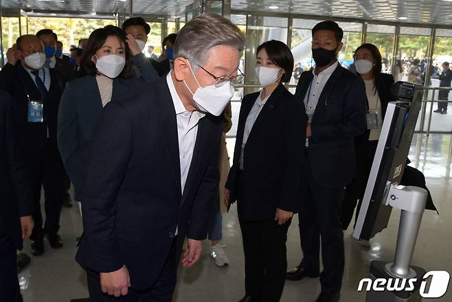 이재명 더불어민주당 대통령 후보와 부인 김혜경 씨가 2일 오후 서울 송파구 올림픽공원 체조경기장에서 열린 제20대 대통령선거 선거대책위원회 출범식에 참석하며 체온 측정을 하고 있다./사진=뉴스1