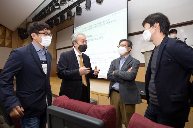 과학기술정보통신부가 2일 오전 서울 성북구 고려대학교 미래융합기술관에서 '인공지능(AI) 혁신 허브 세부과제 세미나' 를 개최했다. (왼쪽부터) 신진우 KAIST 교수, 이성환 고려대학교 교수, 장병탁 서울대학교 교수, 조민수 POSTECH 교수가 세미나를 앞두고 대화를 나누고 있다./사진제공=과기정통부