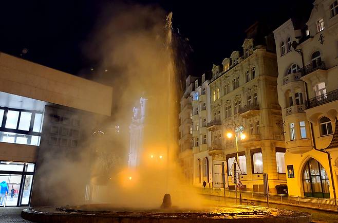 카를로비 바리 유네스코 온천도시 한복판에서 치솟아오르는 온천분수 브르지들로(Vřídlo)