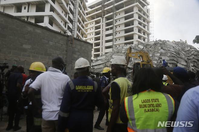 [라고스=AP/뉴시스] 나이지리아 라고스 21층 건물 붕괴 현장에서 구조대원들이 현장을 살펴보고 있다. 이날 건물 붕괴 사고로 수십명이 사상한 것으로 전해졌다. 2021.11.02.