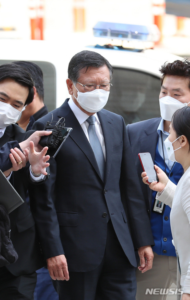 [서울=뉴시스]고승민 기자 = '계열사 부당지원' 의혹을 받고 있는 박삼구 전 금호아시아나 회장이 지난 5월12일 오전 서울 서초구 서울중앙지법에 구속 전 피의자 심문(영장실질심사)을 받기 위해 들어서고 있다. 2021.05.12. kkssmm99@newsis.com