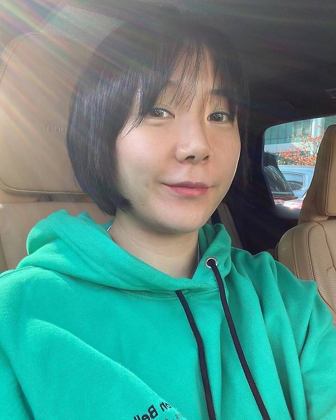 Hu Anna said on her instagram on the 2nd, The sunshine is good. It is cold and it is a hot day ~ # Used transaction Robin Hoody is wearing well.#Cold in the evening and posted a picture.Hu Anna is smiling in a mint-colored Robin Hood in the public photo. Hu Anna has attracted attention by showing her lovely recent hairstyle.On the other hand, Hu Anna married comedian Oh Kyung-ju and is actively communicating with fans through SNS.Photo: Hu Anna Instagram