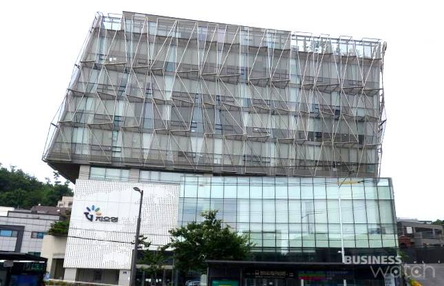 서울 서대문구 연희동에 위치한 성산빌딩(옛 이화빌딩). 지하 3층, 지상 7층 규모의 지오영그룹사옥이다. 건물주가 지오영그룹 공동창업자인 조선혜 회장과 이희구 명예회장이다. /사진=네이버 지도.