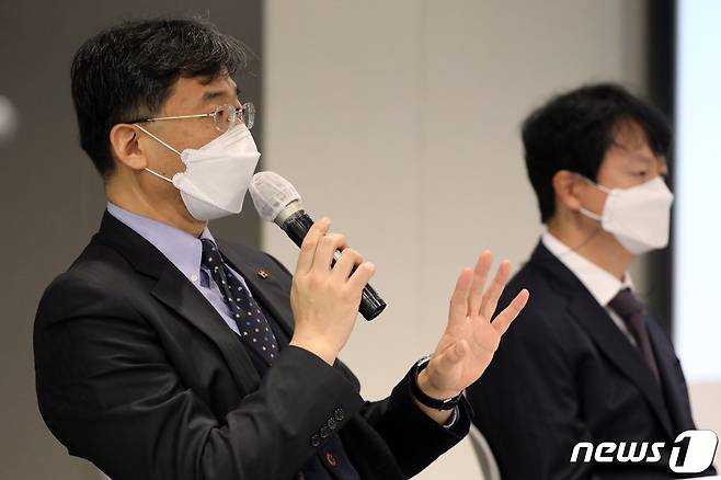 서창석 KT 네트워크혁신 TF장(왼쪽)과 박현진 전무가 1일 오전 서울 종로구 KT 광화문 West사옥 대회의실에서 인터넷 장애 관련 ‘재발방지대책 및 보상안’ 발표 후 취재진 질문에 답하고 있다. 2021.11.1/뉴스1 © News1 황기선 기자