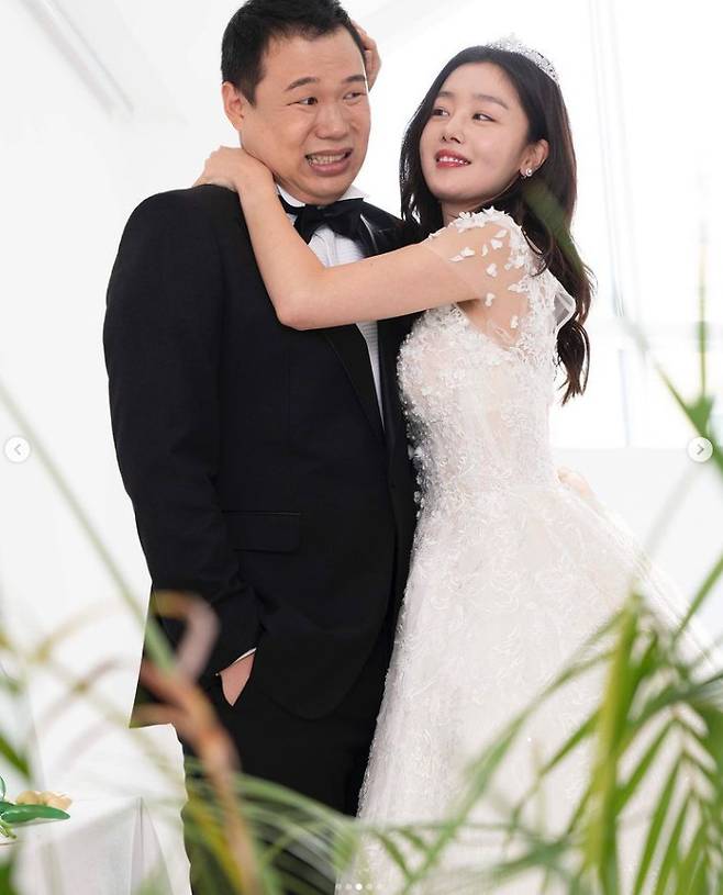 Seoul:) = Girl group Secret actor Han Sun-hwa has revealed the appearance of Wedding Dress in a surprise.Han Sun-hwa said on his instagram on the 2nd, # November 10th movie #Gyeonggang Line Please wait for next Wednesday!I appear as a rewarding station and posted several photos.In the movie Gyeonggang Line, Han Sun-hwa and Cho Hyun-sik appear as a couple who are about to marry.In this photo, the two people are wearing wedding dresses and show a friendly couple.Especially, Han Sun-hwa, who is showing off his pure white Wedding Dress figure, is concentrating his attention more.Han Sun-hwa even produced a playful look with Cho Hyun-sik.Meanwhile, Gyeonggang Line is a Crime action film depicting the confrontation between the two organizations in the background of the largest tourist attraction in Korea and the port city of Gyonggang Line. In addition to Han Sun-hwa Cho Hyun-sik, Jang Hyuk Yoo Sung Oh-hwan divorce rate appears.Opening on the 10th.