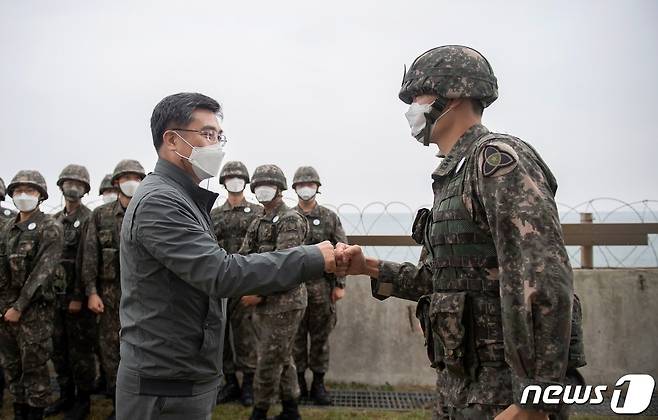 서욱 국방부장관이 15일 육군 35사단 해안경계부대를 방문해 장병들을 격려하고 있다. (국방부 제공) 2021.10.15/뉴스1 © News1 임세영 기자