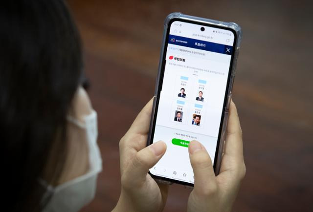 국민의힘 한 당원이 1일 국회 사무실에서 대선후보 선출을 위한 전당대회 투표 당원 모바일 투표를 하고 있다. 국회사진기자단