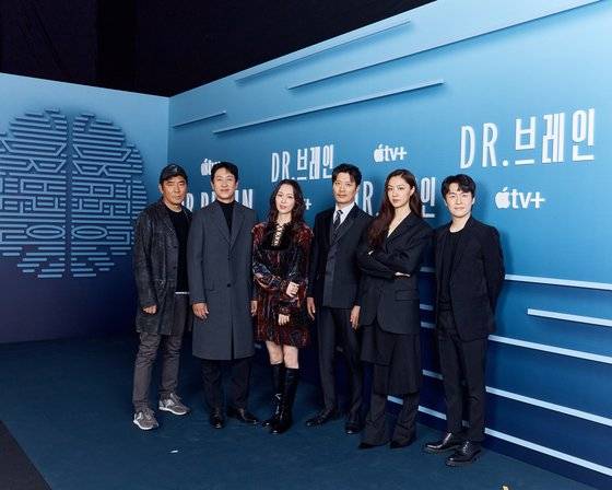 애플의 첫 한국어 오리지널 드라마 'Dr. 브레인' 온라인 프레스 컨퍼런스가 3일 콘래드 서울 호텔에서 열렸다. 처음 드라마 연출에 도전한 김지운 감독과 주연 배우 이선균, 이유영, 박희순, 서지혜, 이재원이 참석했다. 'Dr. 브레인'은 애플TV플러스를 통해 4일 전 세계 최초로 공개된다. [사진 애플TV플러스]