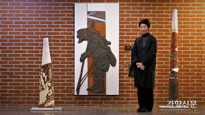 ‘새만금 연작’ 앞에 선 서혜경 작가. 김종목 기자