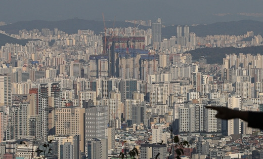 부동산 정보제공 업체 경제만랩이 국토교통부 아파트 실거래가 통계시스템을 분석한 자료에 따르면 올해 84㎡ 기준 전세보증금이 15억원 넘는 서울 아파트는 53곳으로 집계됐다. /사진=뉴시스