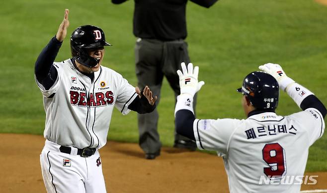 [서울=뉴시스] 추상철 기자 = 2일 오후 서울 송파구 잠실야구장에서 열린 2021 KBO 포스트시즌 와일드카드 결정 2차전 키움 히어로즈와 두산 베어스의 경기, 1회말 2사 주자2,3루 상황에서 두산 양석환의 적시타로 2루 주자 김재환이 홈인한 후 페르난데스와 함께 기뻐하고 있다. 2021.11.02. scchoo@newsis.com