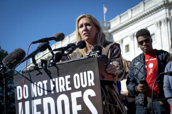 - 카우선 의원이 1일 미 워싱턴DC에서 코로나19 백신을 거부하는 첫 대응자들에 대한 기자회견을 개최하고 있다. 마조리 테일러 그린 하원의원은 2021년 11월 1일 워싱턴 DC에서 열린 미국 의사당 앞에서 기자회견을 하는 동안 연설하고 있다. 이 행사는 코로나19 백신 접종을 거부하여 일자리를 잃을 수 있는 긴급구조 요원들을 지원하기 위해 열렸다. AFP 연합뉴스