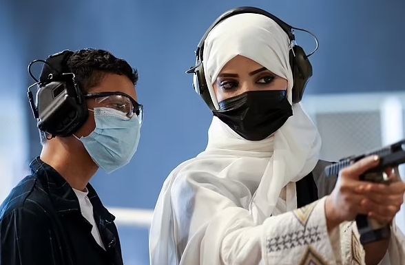 사우디아라비아에서 총기 트레이너로 일하는 36세 여성 모나 알 쿠라이스(왼쪽)