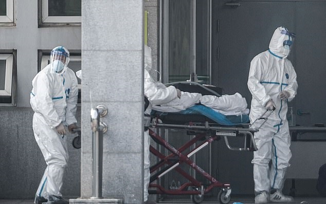 병원 입구에서 코로나19 환자를 이송 중인 중국 의료진들. 사진=AFP 연합뉴스