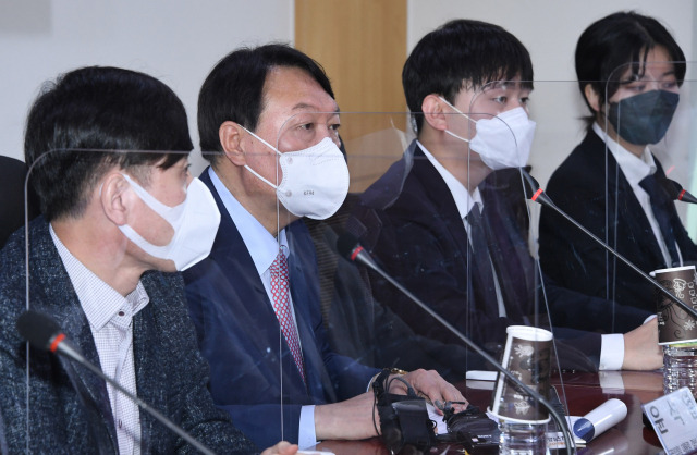 국민의힘 윤석열 대선 경선 후보가 3일 오후 국회에서 열린 '군 인권문제 해결을 위한 대학생 공동행동' 정책 간담회에서 인사말을 하고 있다./권욱 기자