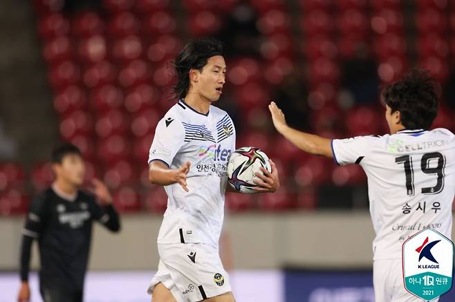 ▲ 성남FC와 인천 유나이티드가 1-1 무승부를 거뒀다. 성남은 박수일(사진 위), 인천은 김현(사진 아래)이 골맛을 봤다. ⓒ한국프로축구연맹