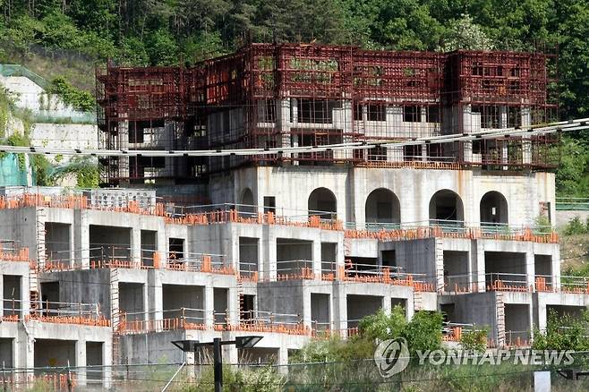 '도심 속 흉물' 파주 통일동산 콘도 방치 [연합뉴스 자료사진]
