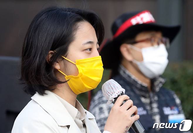 류호정 정의당 의원이 4일 부산 남구 문현동 부산 한국남부발전 앞에서 열린 '한국남부발전 규탄 공공운수노조 부산본부 결의대회'를 찾아 발언하고 있다. 2021.11.4/뉴스1 © News1 여주연 기자