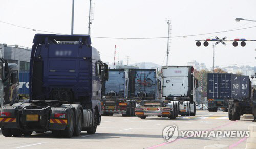 화물트럭과 같은 디젤 엔진 차량에 필수적으로 들어가는 '요소수' 품귀 현상이 빚어지면서 물류대란 우려가 커지고 있는 지난 3일 오후 경기도 의왕ICD(내륙컨테이너기지)에 화물트럭이 분주하게 오가고 있다. <연합뉴스>