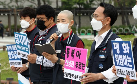 김은형(오른쪽 두 번째) 민주노총 부위원장이 4일 오후 종로경찰서에서 조사를 받았다. /사진=뉴시스