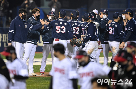 4일 오후 서울 잠실야구장에서 '2021 신한은행 SOL KBO리그' LG 트윈스와 두산 베어스의 준플레이오프 1차전이 진행됐다. 두산 선수들이 5-1로 승리한 후 하이파이브를 하고 있다. [사진=김성진 기자]