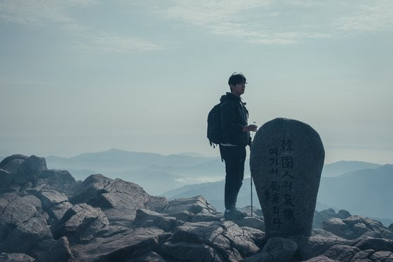 '지리산' 속 천왕봉 정상의 모습. '한국인의 기상 여기서 발원되다'라는 비문을 새긴 정상석이 보인다. 사진 tvN