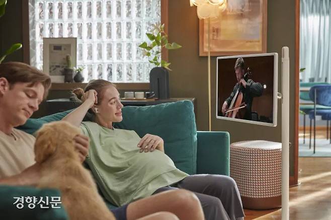 거실에서 스탠바이미를 사용하는 모습. LG전자 제공