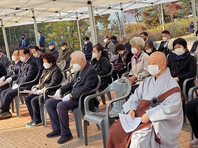 종교의식을 거행한 원오스님과 김진석 목사 등 참석자들.