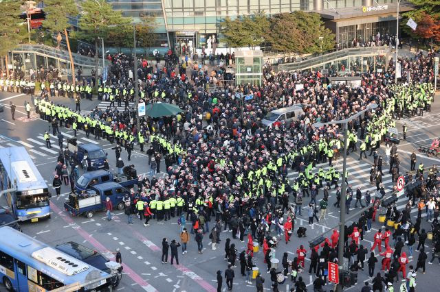 지난 10월 20일 서울 서대문역 네거리에서 열린 기습 10·20 민주노총 총파업이 끝난 뒤 경찰이 조합원들을 해산시키고 있다. 연합뉴스