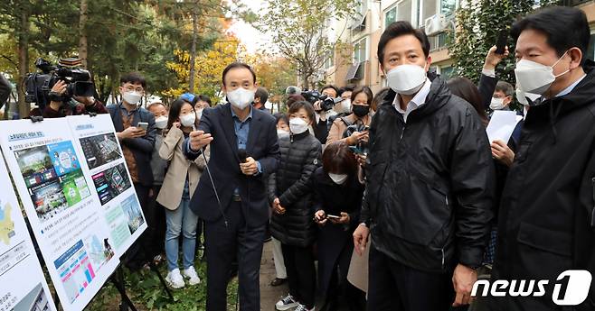 (오세훈 서울시장이 4일 서울 노원구 하계 5단지에서 노후임대단지 재정비 방안을 보고 받고 있다. /사진제공=뉴스1